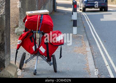 Ein Royal Mail Postman's Bag Trolley auf der Seite einer Straße, zum Tragen von Post verwendet Stockfoto