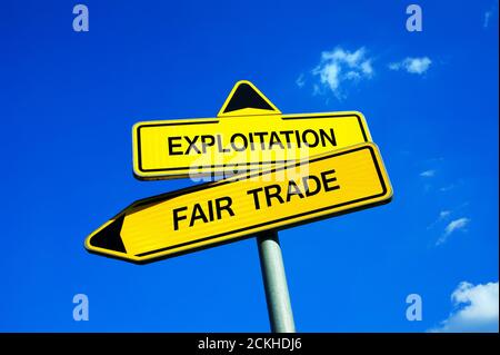 Ausbeutung vs Fair Trade - Verkehrsschild mit zwei Optionen - Aufruf zur Unterdrückung von Sklaverei und Kinderarbeit in der Entwicklung Länder durch Kauf und Verkauf Stockfoto