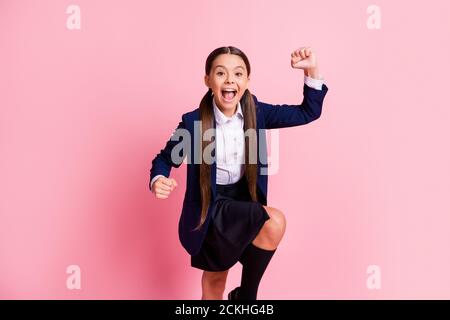 Portrait von ihr sie schön attraktiv ziemlich fröhlich fröhlich überglücklich Frohes Mädchen jubeln mit Spaß tanzen feiern viel Glück isoliert Über Rosa Stockfoto