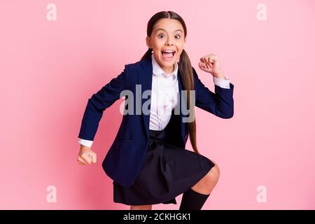 Portrait von ihr sie schön attraktiv ziemlich lustig mädchenhaft fröhlich Fröhlich froh überglücklich Pre-teen Mädchen tanzen Freude mit Spaß gut Stimmung isoliert Stockfoto