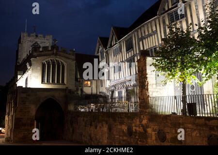 Lord Leycester Hospital und Westgate Chapel at Night, Warwick, Warwickshire, England, Großbritannien Stockfoto