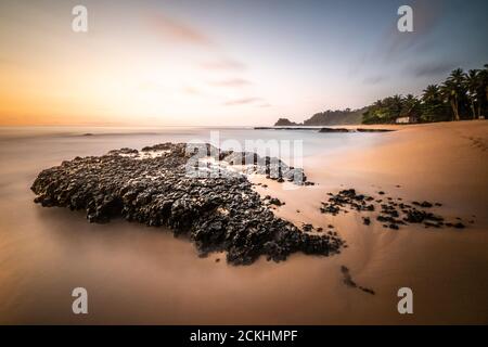 Wolkiger Sonnenuntergang am Strand Praia Jale auf der Insel St. Thomas Stockfoto