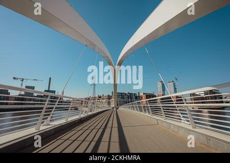 Korkeasaari, Helsinki, Finnland, 21. August 2020 Fragment der Brücke, Nahaufnahme der Insel im Zoo, Leitlinien. Hochwertige Fotos Stockfoto