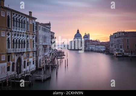 Basilika Santa Maria della Salute von der Brücke Ponte dell'Accademia bei einem Sonnenaufgang in Venedig, Italien Stockfoto