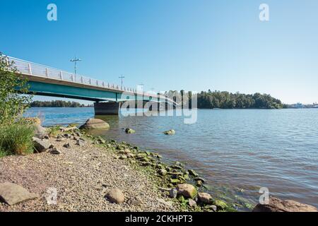 Korkeasaari, Helsinki, Finnland, 21. August 2020 Blick vom Ufer, auf die Insel im Zoo, Sommersonniger Tag. Hochwertige Fotos Stockfoto