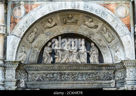 Italien. Lombardei. Stadt Como. Kathedrale Santa Maria Assunta auch Dom genannt. Giebel. Detail der Skulptur Stockfoto