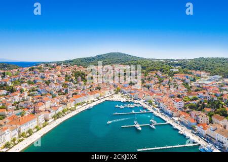 Luftaufnahme der Stadt Mali Losinj auf der Insel Losinj, Kroatien, Yachthafen und Segelboote an der adriatischen Küste Stockfoto