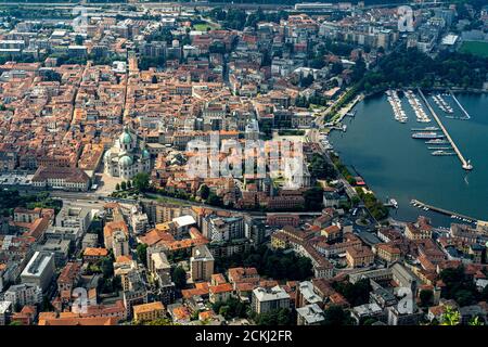 Italien. Lombardei. Stadt Como. Luftaufnahme von Brunate der Stadt und der Santa Maria Assunta Kathedrale auch Duomo genannt Stockfoto