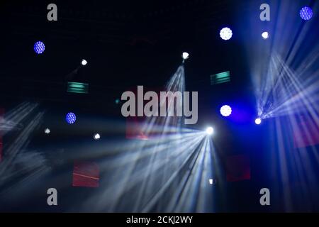 Bühne beleuchtet Hintergrundlicht.Konzertbeleuchtung auf dunklem Hintergrund. Stockfoto