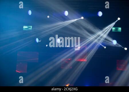 Bühne beleuchtet Hintergrundlicht.Konzertbeleuchtung auf dunklem Hintergrund. Stockfoto