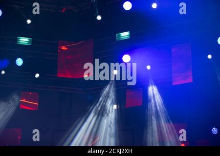 Bühne beleuchtet Hintergrundlicht.Konzertbeleuchtung auf dunklem Hintergrund. Stockfoto