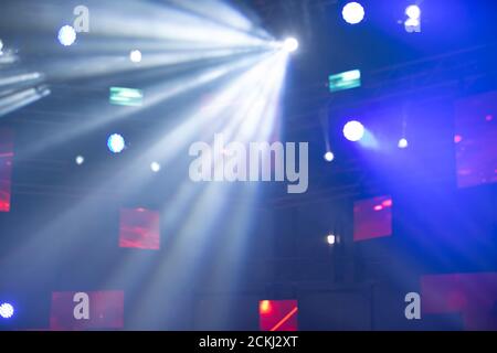 Bühne beleuchtet Hintergrundlicht.Konzertbeleuchtung auf dunklem Hintergrund. Stockfoto