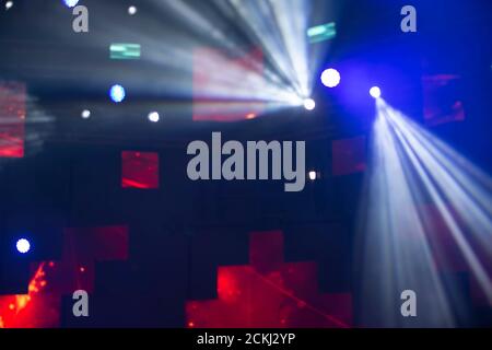 Bühne beleuchtet Hintergrundlicht.Konzertbeleuchtung auf dunklem Hintergrund. Stockfoto