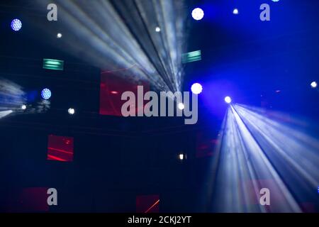 Bühne beleuchtet Hintergrundlicht.Konzertbeleuchtung auf dunklem Hintergrund. Stockfoto