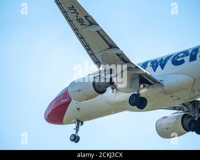 Edelweiss Flugzeug landet bei ZRH Stockfoto