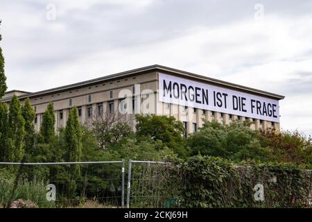 Berlin, Deutschland. September 2020. Ein Banner mit der Aufschrift "Morgen ist die Frage" ist dem Verein "Berghain" beigefügt. Quelle: Paul Zinken/dpa-Zentralbild/ZB/dpa/Alamy Live News Stockfoto