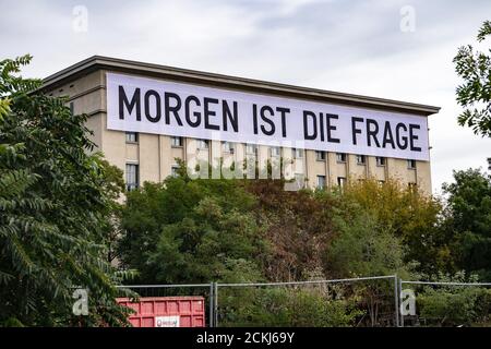 Berlin, Deutschland. September 2020. Ein Banner mit der Aufschrift "Morgen ist die Frage" ist dem Verein "Berghain" beigefügt. Quelle: Paul Zinken/dpa-Zentralbild/ZB/dpa/Alamy Live News Stockfoto