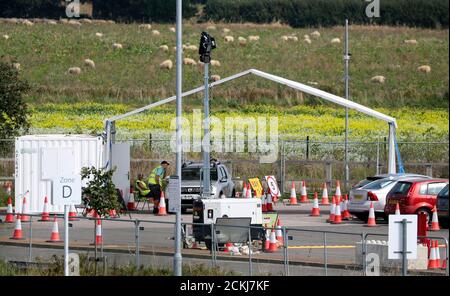 NUMMERNSCHILD UND GESICHTER PIXELIERT VON PA BILDTISCH EIN ruhiges Coronavirus Testzentrum in der Nähe von Oxford. Stockfoto