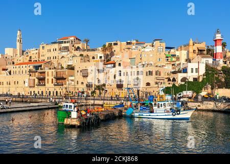 Fischerboote und typische Häuser des alten Jaffa - alten Hafen und berühmten Touristenort in Israel. Stockfoto