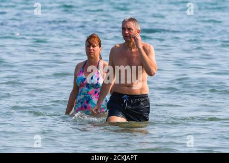 Lyme Regis, Dorset, Großbritannien. September 2020. Wetter in Großbritannien. Schwimmer genießen ein Bad im Meer, um sich an einem Tag klaren blauen Himmels und sengenden heißen Sonnenschein im Badeort Lyme Regis in Dorset abzukühlen. Bild: Graham Hunt/Alamy Live News Stockfoto