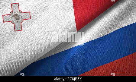 Malta und Russland zwei Flaggen Textiltuch, Stoff Textur Stockfoto