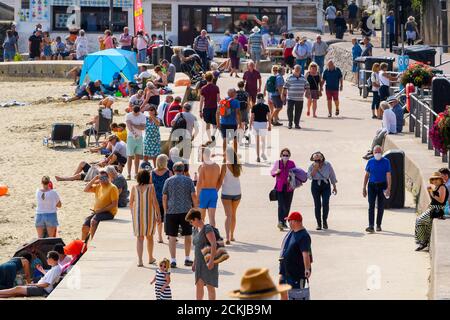 Lyme Regis, Dorset, Großbritannien. September 2020. Wetter in Großbritannien. Die Küste ist voll mit Menschen, die einen Spaziergang unter klarem blauen Himmel und sengenden heißen Sonnenschein im Badeort Lyme Regis in Dorset während der Herbsthitze genießen. Bild: Graham Hunt/Alamy Live News Stockfoto