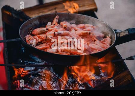 Gebratene Garnelen. Kochen Garnelen in einer Pfanne über einem Feuer. Stockfoto