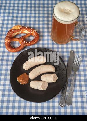 Bayerische Weißwurst mit süßem Senf und Brezeln Stockfoto