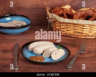 Bayerische Weißwurst mit süßem Senf und Brezeln Stockfoto