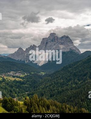 Blick auf Mout Pelmo vom Colle Santa Lucia in den Dolomiten, Italien Stockfoto