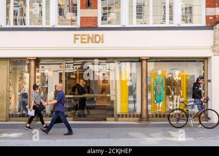 Fendi italienische Luxusmarke Mode und Einzelhandel, Shop außen in New Bond Street, Mayfair, London, Großbritannien Stockfoto