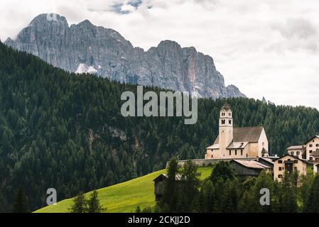 St. Lucy Kirche und Mount Civetta im Hintergrund in Colle Santa Lucia Italien Stockfoto