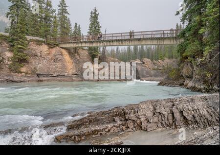 Yoho National Park, British Columbia, Kanada – 13. September 2020: Fünf Menschen stehen auf einer Brücke über den Kicking Horse River am Natural Brid Stockfoto