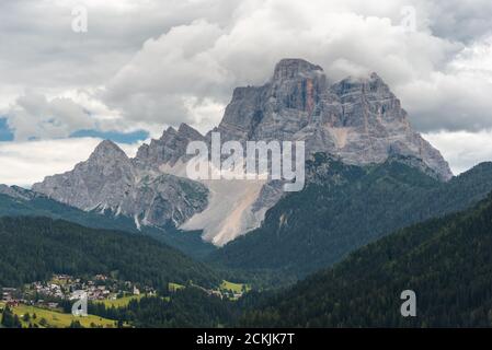 Blick auf Mout Pelmo vom Colle Santa Lucia in den Dolomiten, Italien Stockfoto