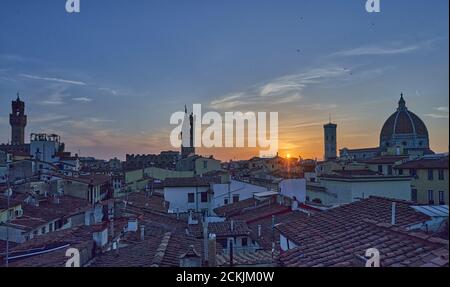 Panoramablick über die Dächer von Florenz bei Sonnenuntergang. Kathedrale von Florenz, Palazzo Vecchio und das Bargello Museum. Stockfoto