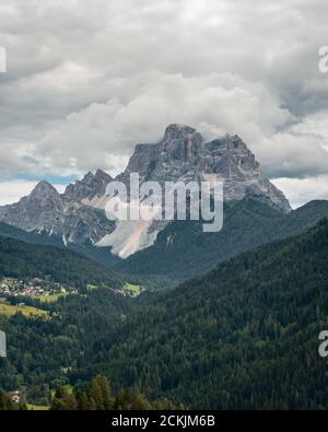 Blick auf Mout Pelmo vom Colle Santa Lucia in den Dolomiten, Italien Stockfoto