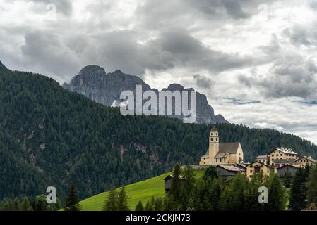 St. Lucy Kirche und Mount Civetta im Hintergrund in Colle Santa Lucia Italien Stockfoto