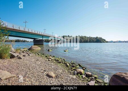 Korkeasaari, Helsinki, Finnland, 21. August 2020 Blick vom Ufer, auf die Insel im Zoo, Sommersonniger Tag. Hochwertige Fotos Stockfoto