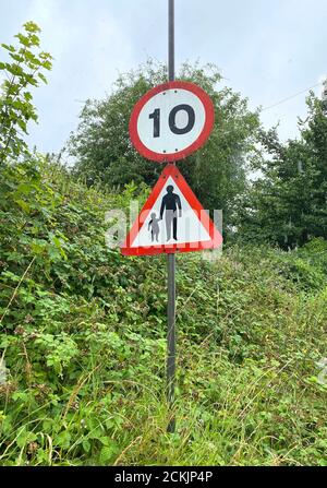 Geschwindigkeitsbegrenzung 10 mph und Warnung von Fußgängern Straßenschilder auf einer Fahrbahn in Surrey, England. Stockfoto