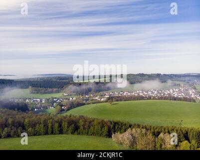Drohne Fotografie von schönen grünen Feldern der Landschaft auf Ein sonniger Tag Stockfoto