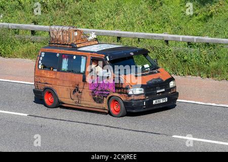 1992 90er Jahre schwarzbrauner VW Volkswagen Transporter 92; Wohnwagen und Wohnmobile, Wohnmobile auf Großbritanniens Straßen, Wohnmobil, Familienurlaub, Caravanettenurlaub, Caravanettenurlaub, Umbauten von Transportern, VANAGON Autohome, Leben auf der Straße. Stockfoto