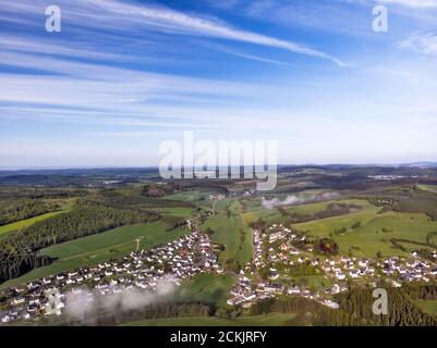 Drohne Fotografie von schönen grünen Feldern der Landschaft auf Ein sonniger Tag Stockfoto