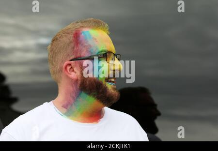 AUCKLAND, NEUSEELAND - 11. Feb 2017: Bärtiger Mann feiert Gay Pride während der Rainbow Parade Stockfoto