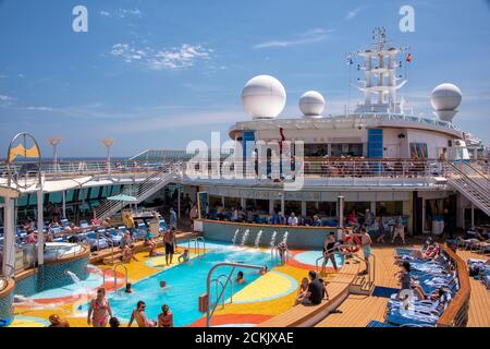 Barcelona, Spanien - 7. Juni 2016: Das Lido und das Pooldeck an Bord des Kreuzfahrtschiffes Brilliance of the Seas, Teil der Royal Caribbean Cruise Line. Stockfoto