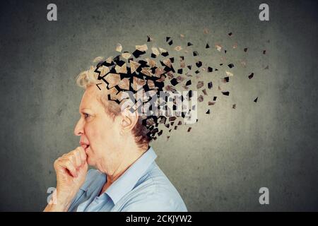 Gedächtnisverlust durch Demenz. Ältere Frau verlieren Teile der Kopf fühlt, als Symbol der verringerten Verstand Funktion verwechselt. Stockfoto