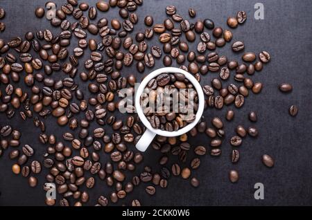 Kaffeebohnen mit Tasse auf dunklem Hintergrund, Nahaufnahme Stillleben, flach legen, Innen-Studio, Ich liebe, wie, Kaffee Koffein Konzept Stockfoto