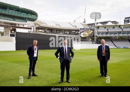 Guy Lavender (Mitte) Chief Executive & Secretary des MCC, Sam Wright, Architekt bei Wilkinson Eyre und Robert Ebdon, (rechts) Assistant Secretary Estates für MCC während der Sanierung der Compton und Edrich Stände. Stockfoto