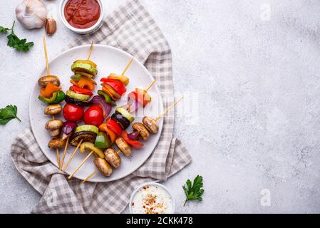 Vegetarische Spieße mit verschiedenen gegrillten Gemüse. Stockfoto