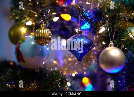 Weihnachtsbaum-Ornamente. Selektive Aufnahme von Dekorationen auf einem Weihnachtsbaum. Stockfoto