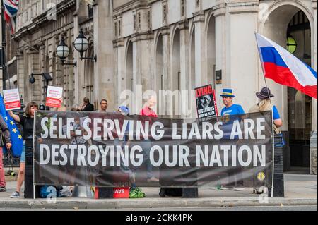 London, Großbritannien. September 2020. Proteste vor dem Parlament, während die Regierung ihr Binnenmarktgesetz durchsetzt, in dem Regeln für Bereiche wie die gegenseitige Anerkennung festgelegt sind, um den Handel nahtlos zu halten. Aber der Gesetzesentwurf beinhaltet auch, kontrovers, die Befugnis für die Regierung, Teile des Austrittsabkommens, das Boris Johnson und die EU im Januar unterzeichnet haben, zu ändern, wie über Elemente, die mit der Verhinderung einer harten Grenze zwischen Nordirland und der Republik Irland nach dem Brexit verbunden sind. Kredit: Guy Bell/Alamy Live Nachrichten Stockfoto